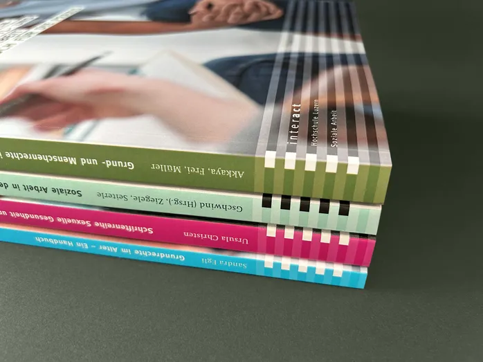 Vier Buchcovers und Buchrücken